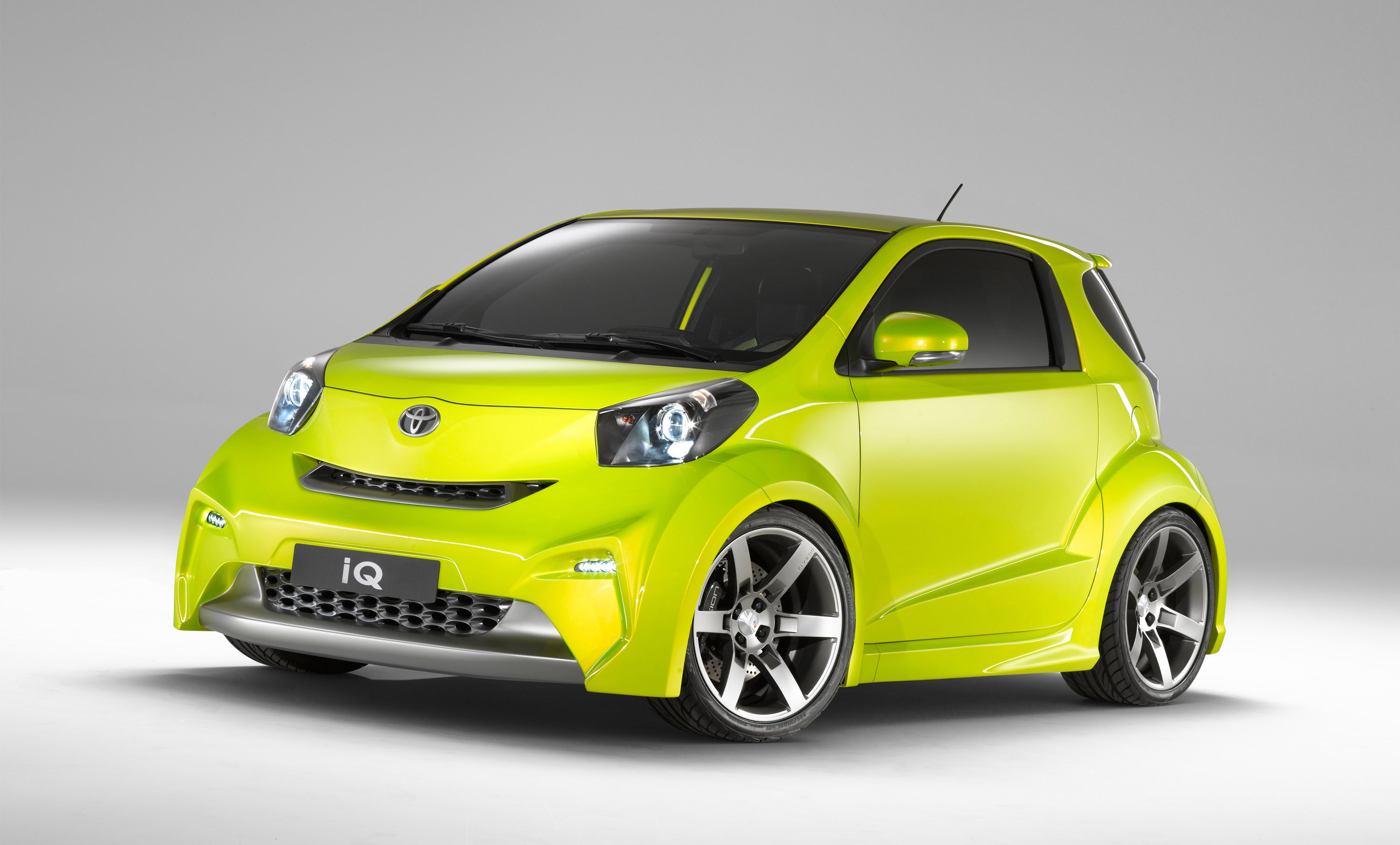 Микро стал. Малолитражка Тойота IQ. Toyota IQ 2022. Toyota IQ 2023. Toyota IQ автомобили Toyota.