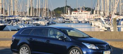 Toyota Avensis Built In Britain (2009) - picture 4 of 7