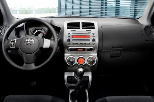 Toyota Avensis, Urban Cruiser and iQ (2009) - picture 9 of 10