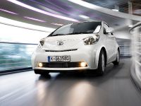 Toyota iQ (2009) - picture 6 of 11