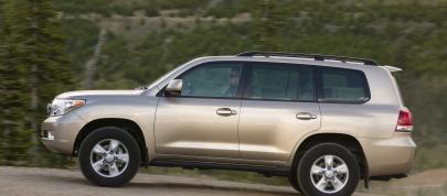 Toyota Land Cruiser (2009) - picture 12 of 28