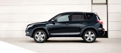 Toyota RAV4 (2010) - picture 15 of 16