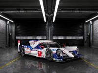 Toyota TS040 Hybrid Race Car (2014) - picture 2 of 3