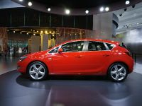 Vauxhall Astra Frankfurt (2011) - picture 2 of 2