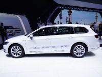 Volkswagen Passat GTE Paris (2014)