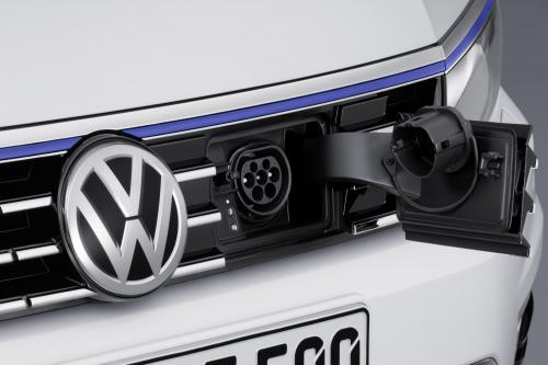 Volkswagen Passat GTE (2015) - picture 9 of 12