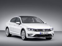 Volkswagen Passat GTE (2015) - picture 1 of 12