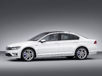 Volkswagen Passat GTE (2015) - picture 2 of 12