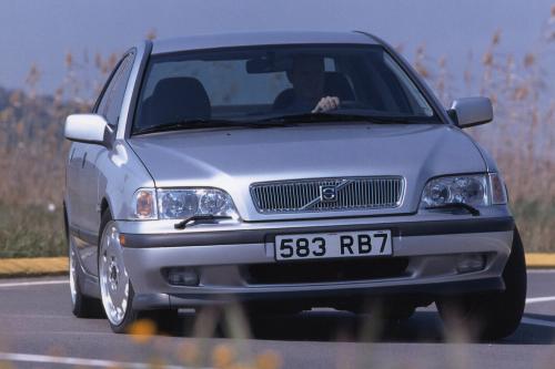 Volvo S40 (1999) - picture 1 of 2
