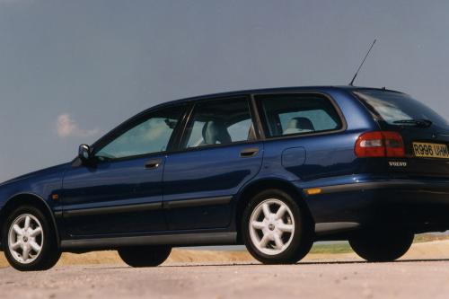Volvo V40 (1997) - picture 1 of 2