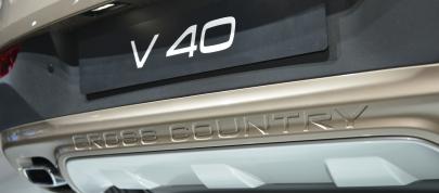 Volvo V40 Cross Country Paris (2012) - picture 4 of 7