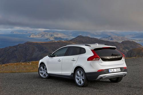 Volvo V40 D4 (2014) - picture 16 of 25