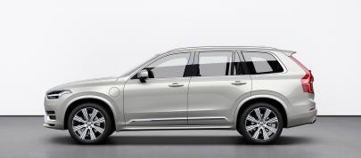 Volvo XC90 R-Design T8 Twin Engine (2020) - picture 4 of 10