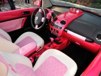 VW Beetle Convertible Barbie Edition (2010) - picture 3 of 4