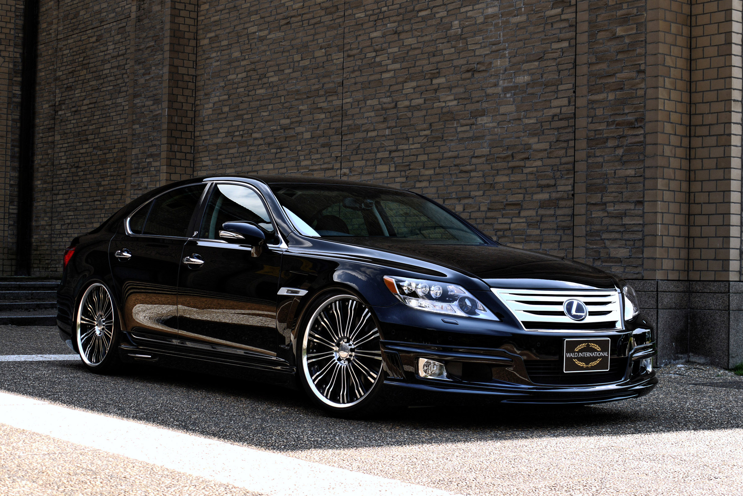 WALD Lexus LS600h Exucutive Line