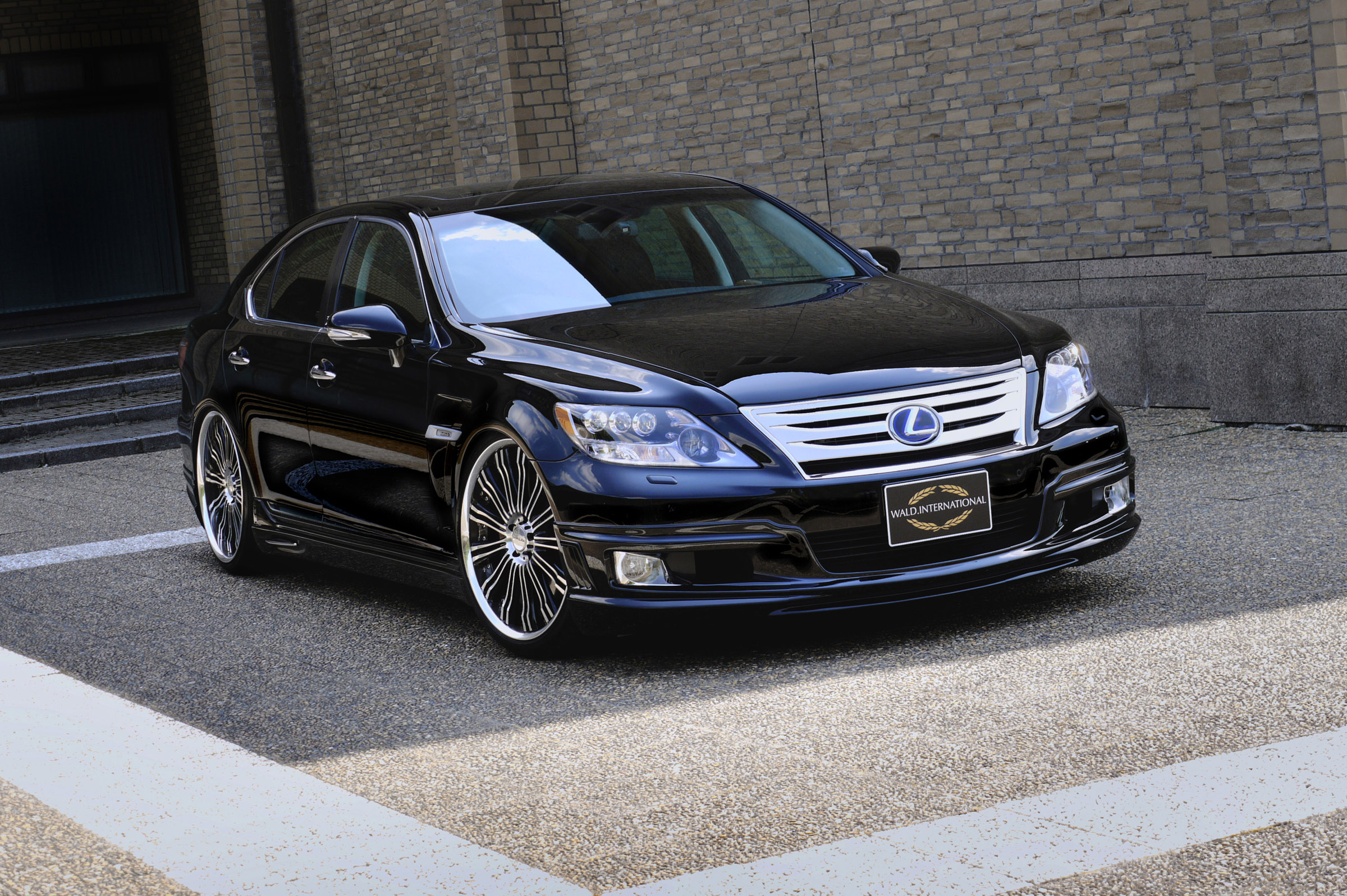 WALD Lexus LS600h Exucutive Line