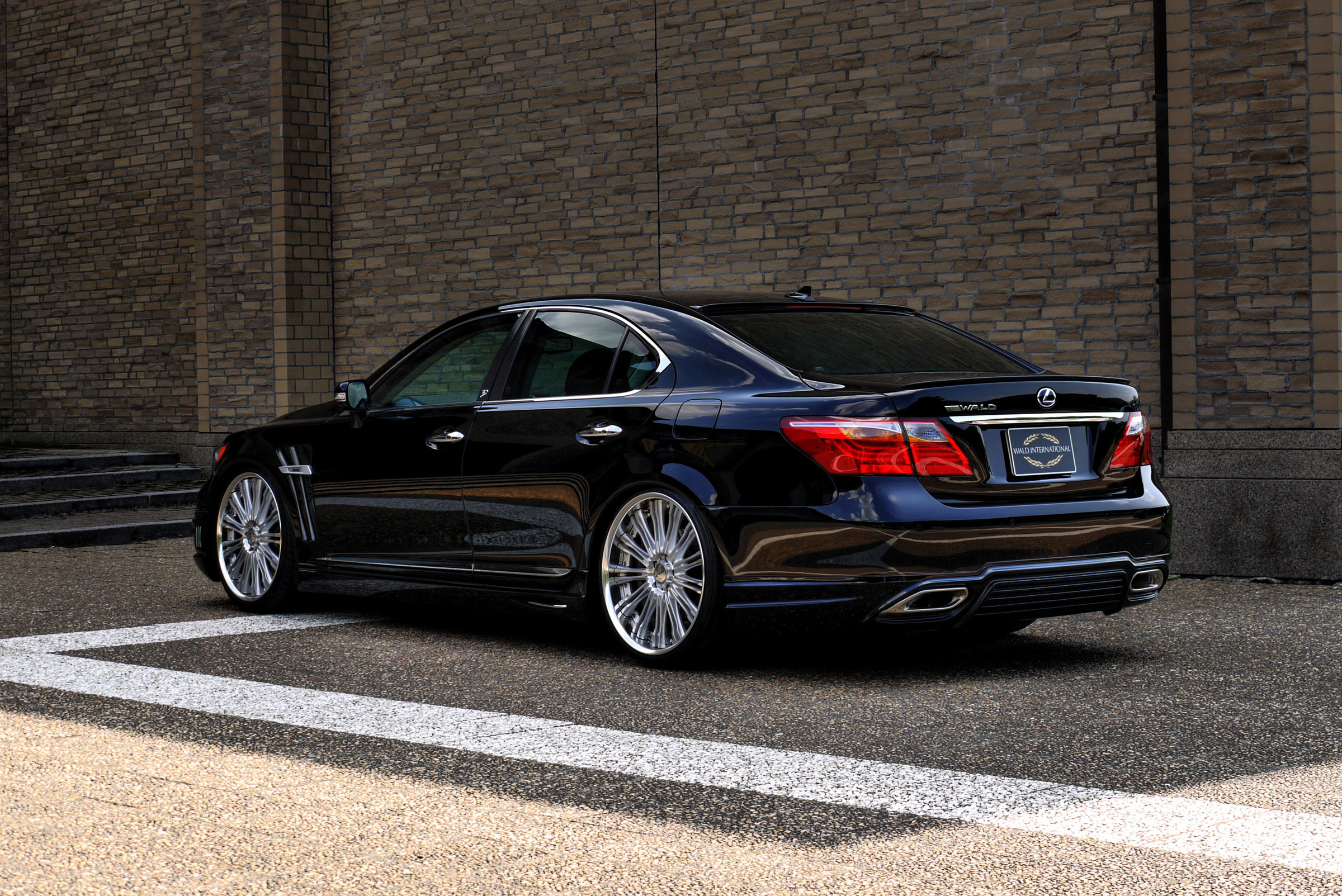 WALD Lexus LS600h Exucutive Line