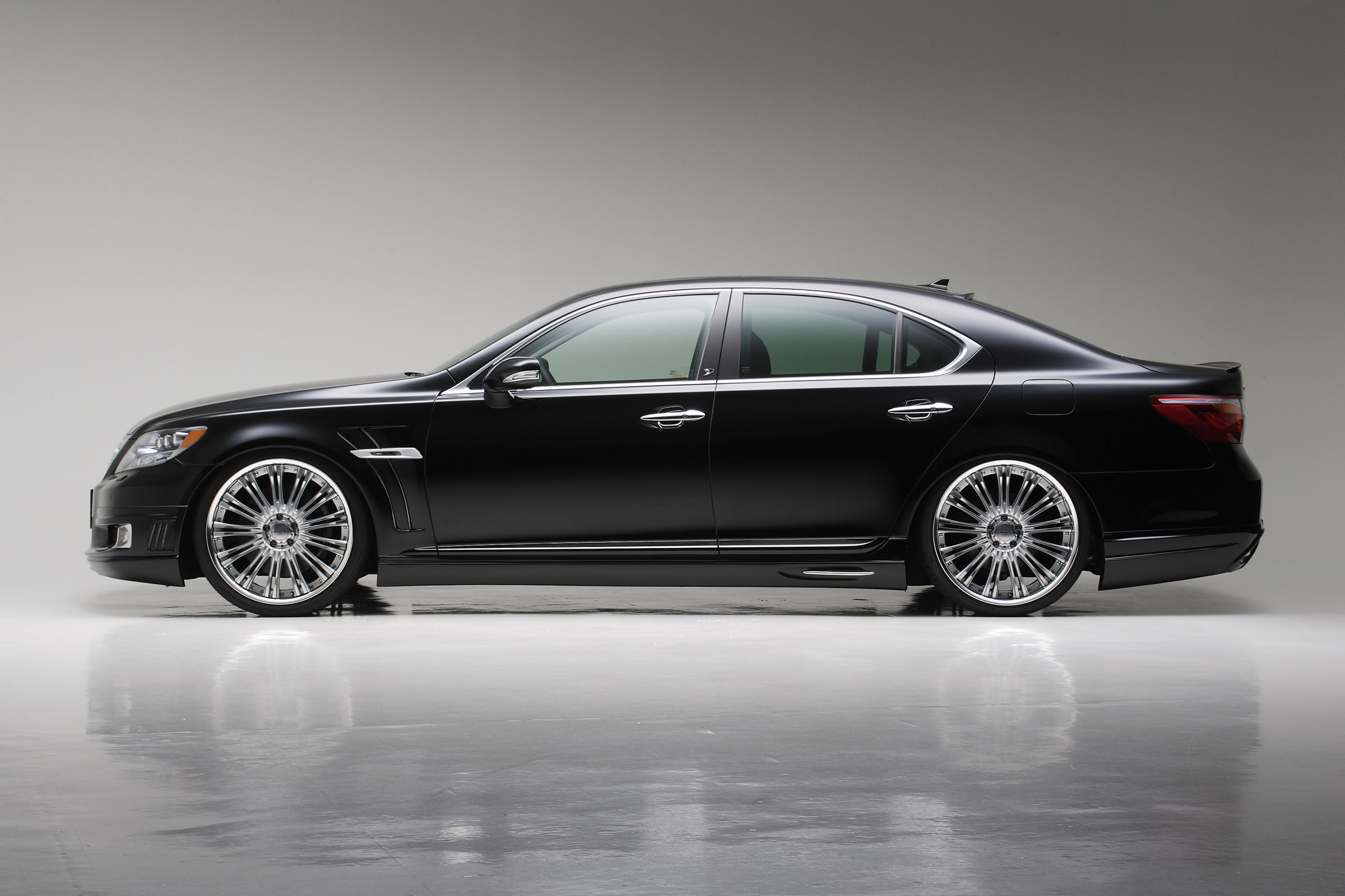 WALD Lexus LS600h Exucutive Line