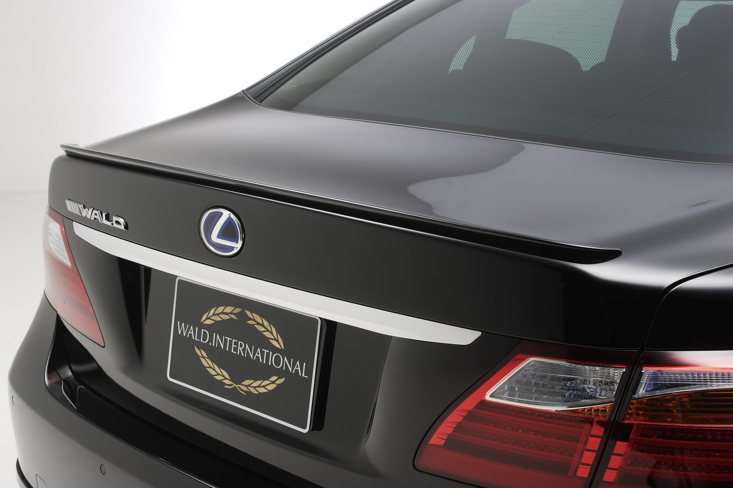 WALD Lexus LS600h Exucutive Line