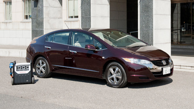 Honda FCX Clarity uses the new Solar Hydrogen Station in Saitama