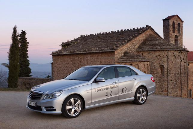 2012 Mercedes-Benz E 300 BlueTEC HYBRID Front Angle