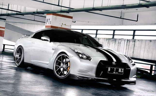 4OUR Depth PUR wheels on a Nissan GT-R