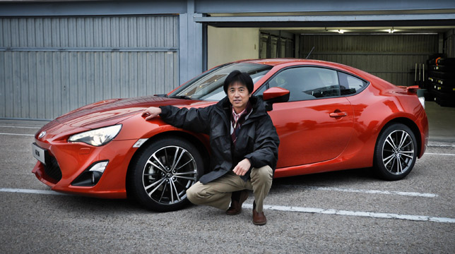 Tetsuya Tada next to a Toyota 86