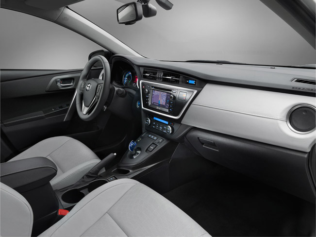 New face and interior for Toyota Auris - car and motoring news by