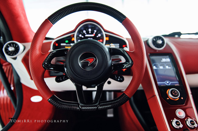 McLaren Bespoke Project 8 - steering wheel