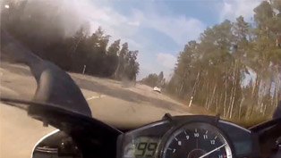 Mercedes-Benz SL63 AMG vs Yamaha R1 at 300 km/h [video]