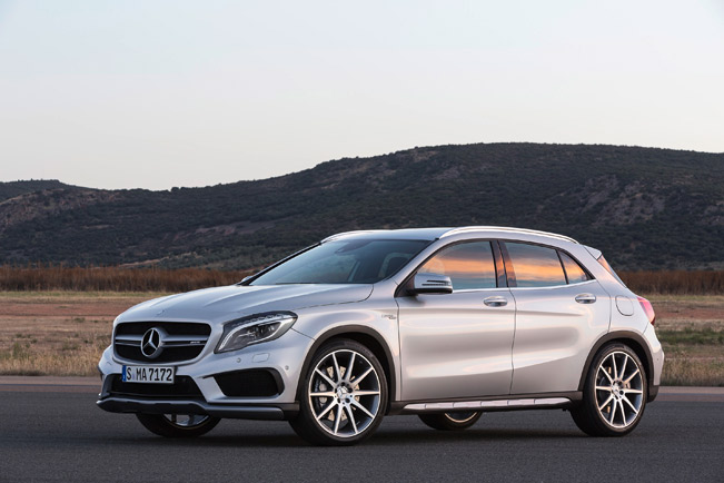 2015-Mercedes-Benz-GLA-45-AMG-medium