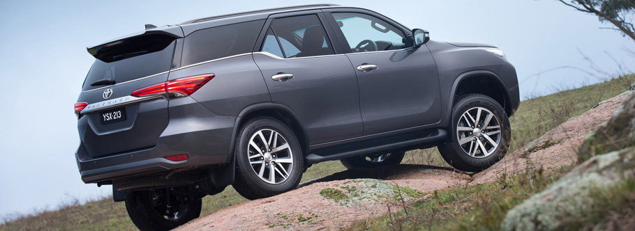 2015 Toyota Fortuner Side View