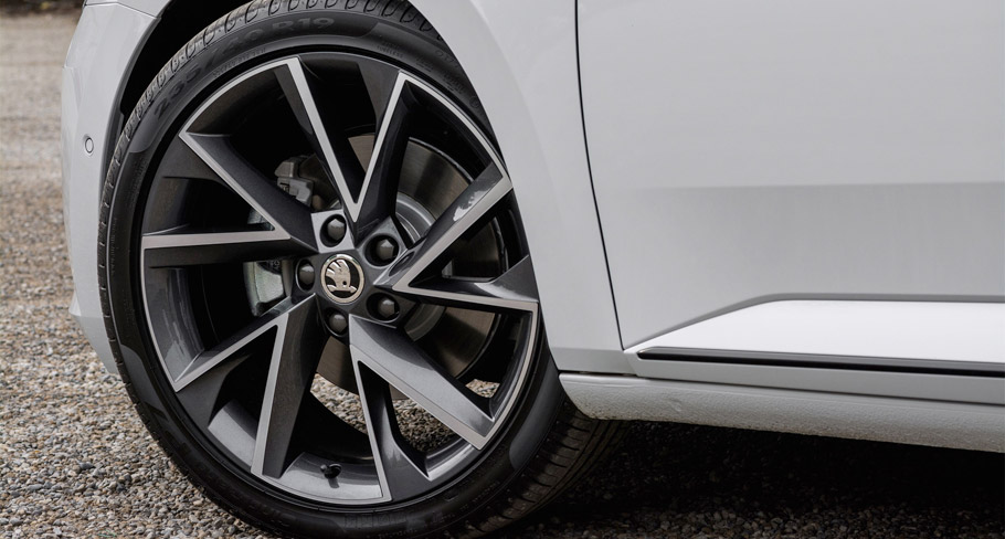 2016 Skoda Superb SportLine wheels 