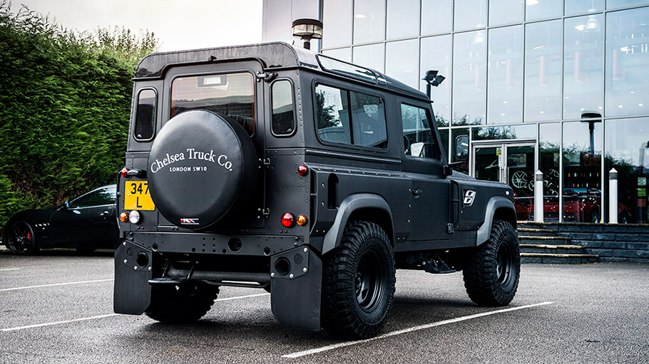 2018 Kahn Design Land Rover Defender Flying Huntsman 105