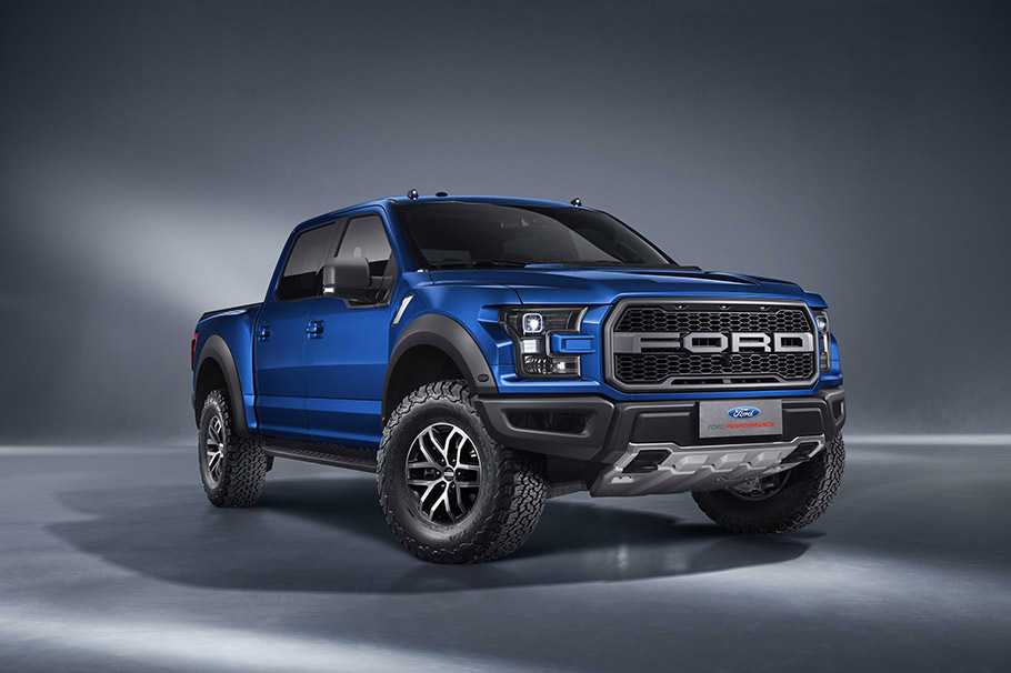 2017 Ford F-150 Raptor Supercrew - Front Angle