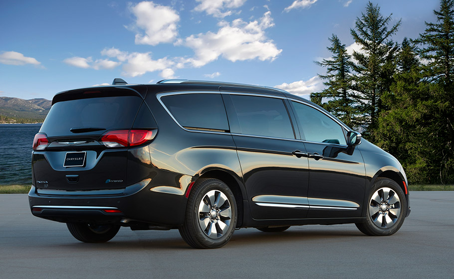 chrysler-pacifica-hybrid-is-awarded-with-a-prestigious-recognition