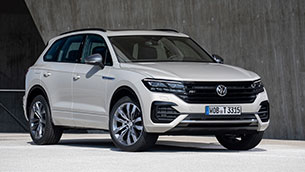 car and smartphone merge into one: touareg now parks by remote control