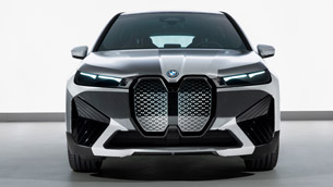 bmw ix flow featuring e ink.