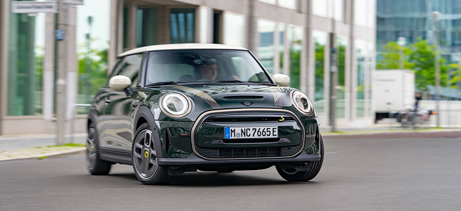 MINI Cooper SE Resolute Edition (2023) - Front Angle View