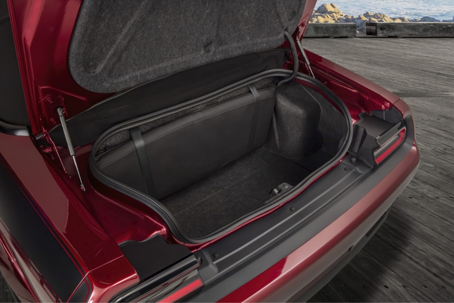 Dodge Challenger Convertible - trunk (2023)