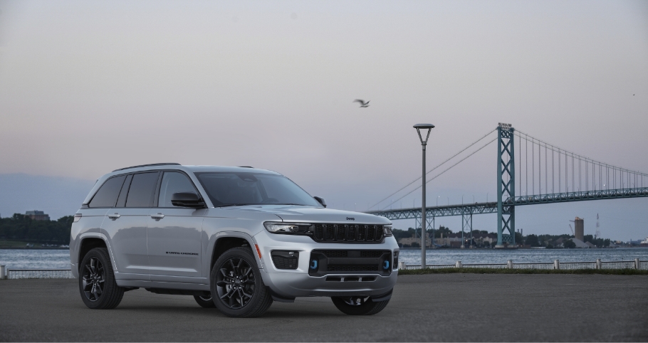Jeep Grand Cherokee 4xe 30th Anniversary - Front Angle