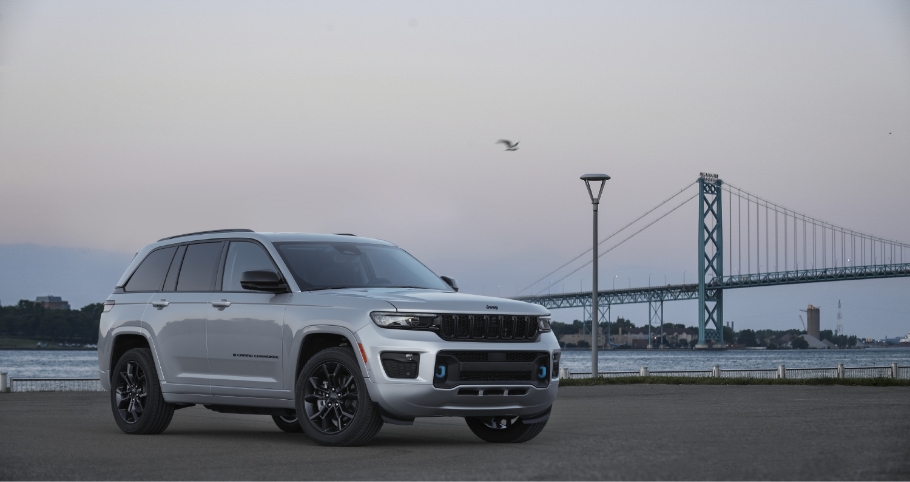 Jeep Grand Cherokee 4xe 30th Anniversary - Front Angle