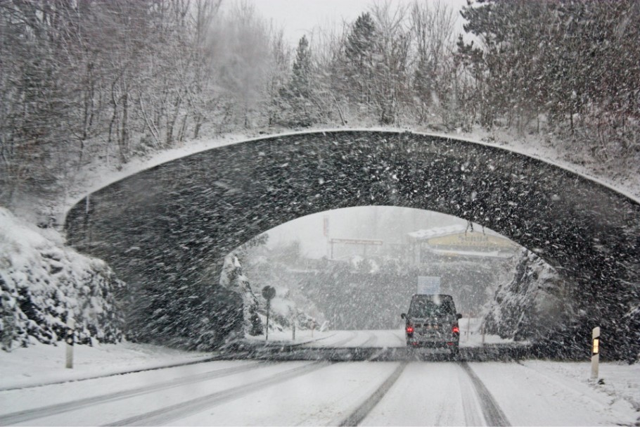 navigating-snowy-streets-with-care